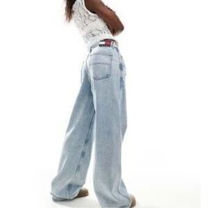 Tommy Hilfiger Daisy Low Rise Baggy Jeans in Light Wash
